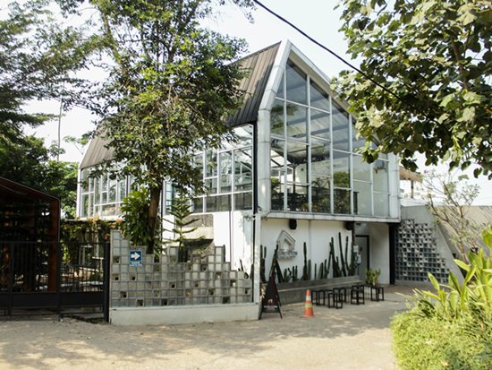 Bangunan Cafe Asimetri Kopi di Cibinong