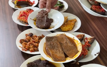 Sajian Piring Resto Padang Trio Jumbo