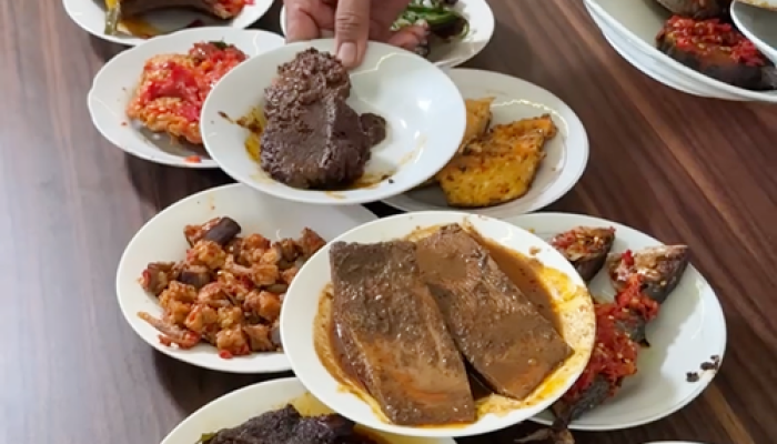 Resto Padang Trio Jumbo Bogor Legendaris Sejak Tahun 80-an : Ada Menu Ayam Bagadang