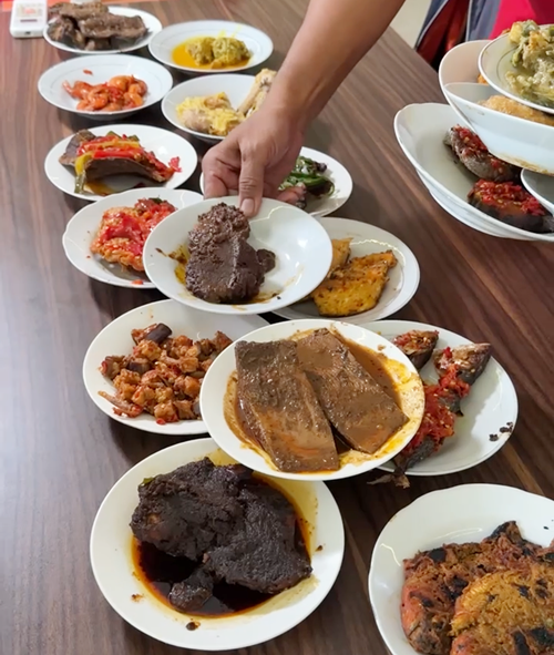 Sajian Piring Resto Padang Trio Jumbo