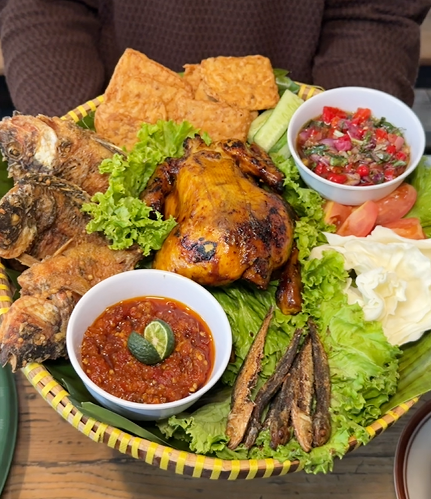 Liwetan Sunda di d'Masari Resto & Cafe Sentul